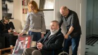 Nimm Du ihn – Tochter Mareike (Andrea Sawatzki) und Sohn Dietrich (Simon Schwarz, r.) sind gerührt von den Liebesbriefen ihrer Mutter an ihren Vater Xaver (Branko Samarovski, 2.v.r.).