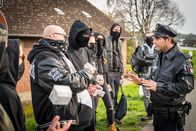 Notruf Hafenkante – Tarik (Serhat Cokgezen, r.) versucht, die Hooligans zur Vernunft zu bringen, doch die Situation eskaliert.