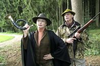 Die Rosenheim-Cops – Eigentlich hasst Ferdinand Reischl (Wolfgang Fierek) die Jagd, aber für seine adlige Freundin Elisabeth von Teck (Michaela Merten) macht er dann doch schon mal eine Ausnahme.