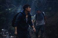 Operación Marea Negra – Nando (Álex González, l.) und Sergio (Nuno Lopes, r.) fliehen in den frühen Morgenstunden und schlagen sich durch den Regenwald.