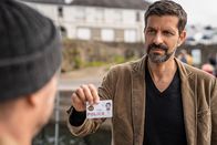 Kommissar Dupin – Kommissar Dupin (Pasquale Aleardi, r.) vernimmt den Fischer Albert Fidelin (Aurel Manthei).