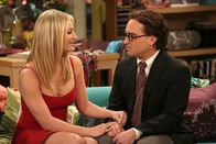 The Big Bang Theory – Es ist Valentinstag, und Leonard (Johnny Galecki, r.) verspricht Penny (Kaley Cuoco, l.) ein unvergessliches Erlebnis. Allerdings entwickelt sich ihr Date nicht nach Wunsch ...