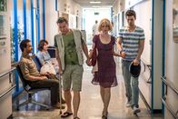 Tatort – Kommissar Peter Faber (Jörg Hartmann, l) begleitet Eva Dehlens (Maren Eggert, 2.v.l.) ins Krankenhaus: Sie ist sicher, dass Jonas Stiehler (Patrick Mölleken, r) ihr Sohn ist – und nicht zu Judith Stiehler (Anne Ratte-Polle, 2.v.r.) und Paul Stiehler (Dirk Borchardt, M) gehört.
