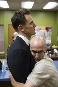 Community – Jeff (Joel McHale, l.) ist zurück am Greendale, doch aus einem anderen Grund als Dean Pelton (Jim Rash, r.) vermutet ...