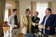 Die Rosenheim-Cops – Die Kommissare Hofer (Joseph Hannesschläger, re.), Hansen (Igor Jeftic, li.) und Polizist Mohr (Max Müller, 2.v.r.) finden heraus, dass Bernd Völz (Daniel Friedrich, 2.v.l.) als Tatverdächtiger in Frage kommt.