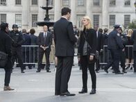 Homeland – Carrie (Claire Danes, r.) folgt einer Spur, die mit ihrem Kontaktmann beim FBI, Agent Conlin (Dominic Fumusa, l.), zusammenhängt. Doch dies bringt sie beide in tödliche Gefahr ...
