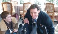 Mr. Poppers Pinguine – Durch die geerbten Pinguine kommen sich Vater (Jim Carrey, r.) und Sohn (Maxwell Perry Cotton, l.) wieder näher ...