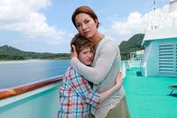 Das Traumschiff – Anna (Julia Dahmen) muss sich eingestehen, dass sie ihr Geheimnis nicht mehr lange vor ihrem Sohn Max (Nico Kleemann) verbergen kann.