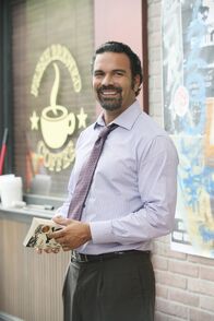 Desperate Housewives – Mikes Misstrauen wird geweckt, als er sieht, wie Susan und Carlos (Ricardo Antonio Chavira) ungewohnt viel Zeit miteinander verbringen ...