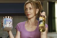 Desperate Housewives – Während Mike misstrauisch wird, da Susan und Carlos ungewöhnlich viel Zeit miteinander verbringen, bekommt Lynette (Felicity Huffman) überraschenden Besuch ...