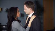 Suits – Mike (Patrick J. Adams) und Rachel (Meghan Markle) stehen vor einem Wendepunkt ihrer Beziehung: Während Mike sich beruflich neu orientiert, werden ihre unterschiedlichen Lebenspläne deutlich.