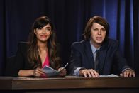 New Girl – Cece (Hannah Simone, l.) hat ein Vorsprechen für eine Nachrichtensendung beim Tankstellenfernsehen, doch bereits in ihrer Fantasie macht es ihr der andere Sprecher Carl (Matty Cardarople, r.) nicht gerade einfach ...
