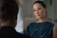 Elementary – Watson (Lucy Liu) wird von einer Polizeibeamtin beschattet, die abschätzig auf Joan herabblickt ...