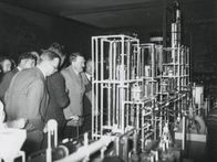 Der Nazi-Plan – Hitler setzt auf die Herstellung synthetischer Treibstoffe. Die Industrie kann den Rohstoffbedarf im Krieg aber nicht decken.