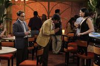 The Big Bang Theory – In Las Vegas stürzen sich Leonard (Johnny Galecki, l.) und Raj (Kunal Nayyar, M.) ohne Howard ins Nachtleben - und werden prompt fündig: Mikayla (Jodi Lyn O'Keefe, r.) ...