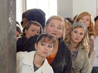Immer Wirbel um Marie – Marie (Marianne Sägebrecht, Mitte) und ihre Kolleginnen Jeanette (Sarah Alles, li. vorne), Ulrike (Julia Schmidt, li. hinten), Babs (Eva Hassmann, 2.v.re.) und Petra (Tatjana Alexander, re.) haben einen Plan ausgeheckt, um ihre Firma vor der Schließung zu bewahren.
