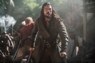 Black Sails – Captain Berringer lässt die verurteilten Piraten am Galgen hinrichten, um Flint und John Silver (Luke Arnold) so anzulocken und in einem offenen Gefecht besiegen zu können ...