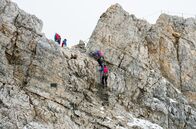 In höchster Not - Bergretter im Einsatz – Bergretter der Bergwacht Grainau bei einem Einsatz am Jubiläumsgrat der Zugspitze.