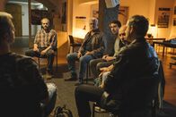 Tatort – Im Gruppenraum erzählt Theo (Sebastian Weber, rechts) seine Geschichte. Gerd Schneider (Thomas Limpinsel, links), Kriminalhauptkommissar Ivo Batic (Miroslav Nemec, Mitte) und die anderen Teilnehmer hören ihm dabei zu.