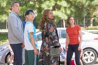 Single Parents – (v.li.): Brad Garrett (Douglas Fogerty), Jake Choi (Miggy Park), Kimrie Lewis (Poppy Banks), Leighton Meester (Angie D’Amato).