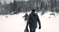 Frei.Klar.Liebend – Sandra (Anna Sophie Schindler) und Nikolas (Nicolai Despot) auf dem Weg zur Hütte.