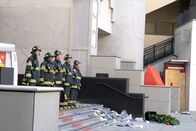 9-1-1 Notruf L.A. – L-R: Evan 'Buck' Buckley (Oliver Stark), Henrietta 'Hen' Wilson (Aisha Hinds), Bobby Nash (Peter Krause), Eddie Diaz (Ryan Guzman), Howie 'Chimney' Han (Kenneth Choi)