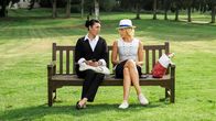 Madame – Die echte Madame und die falsche: Anne (Toni Collette) fragt ihre Hausangestellte Maria (Rossy de Palma, l.) über Details des Dinners aus, bei dem Maria als spanische Prinzessin agierte.