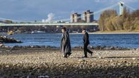 Alte Bande – Die Welt draußen hat sich seit Boxers (Mario Adorf, li.) und Wallbergs (Tilo Prückner) Verurteilung verändert. Nichts läuft so einfach, wie sie es sich vorgestellt haben.