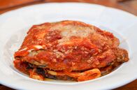 Zu Tisch ... – Pinos berühmte Parmigiana alla materana, ein traditioneller Auberginenauflauf