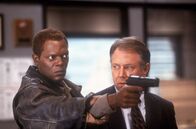 Verhandlungssache – L-R: Danny Roman (Samuel L. Jackson) und Terence Niebaum (J.T. Walsh).