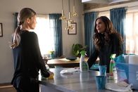 Lucifer – Maze (Lesley-Ann Brandt, r.) gibt Chloe (Lauren German, l.) einen Ratschlag, wie sie mit der neuen, mysteriösen Frau an Lucifers Seite umgehen soll. Doch ist das wirklich eine gute Idee, ausgerechnet auf einen Dämon zu hören?