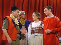 Ausverkauft – Florian (Albin Braig, l.), Bärbel (Heike Gmeiner, 2.v.l.), Susi (Karoline Müller), Bastian (Bastian Braig) planen den alljährlichen Auftritt.