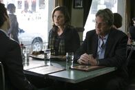 Bones - Die Knochenjägerin – BONES: Brennan (Emily Deschanel, C) and her father Max (guest star Ryan O'Neal, R) discuss their relationship with Dr. Sweets (John Francis Daley, L) in the BONES episode "The Bone That Blew" airing Wednesday, Nov. 26 (8:00-9:00 PM ET/PT) on FOX. &copy;2008 Fox Broadcasting Co. Cr: Isabella Vosmikova/FOX