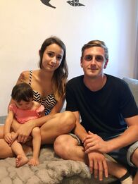 Teenager werden Mütter – Eileen (l.) und Matthias (r.) sind wie immer bemüht, ihrer Umwelt zu beweisen, dass es möglich ist auch im Teenageralter Verantwortung zu übernehmen. Doch werden sie es auch weiterhin schaffen, das Bild der vorbildlichen Eltern zu wahren?