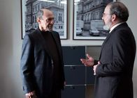 Homeland – Nach den Ereignissen in der Schweiz verlangt Saul (Mandy Patinkin, r.), dass das CIA-Hauptquartier in Berlin auf Wanzen hin geprüft wird, doch dabei gerät er ins Visier von Dar Adal (F. Murray Abraham, l.) ...