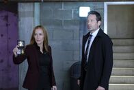 Akte X - Die unheimlichen Fälle des FBI – Scully (Gillian Anderson, l.) und Mulder (David Duchovny, r.) ermitteln in einem Fall, bei dem sich eine ganze Gruppe Menschen an eine alternative Realität erinnern zu scheinen ...