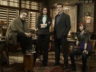 Warehouse 13 – Bilden ein unschlagbares Team: Artie Nielsen (Saul Rubinek, l.), Myka Bering (Joanne Kelly, 2.v.l.), Pete Lattimer (Eddie McClintock, 2.v.r.) und Claudia Donovan (Allison Scagliotti, r.) ...