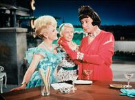 Charleys Tante – Ulla Bergström (Eike Pulwer, li.) und ihre Cousine Britta (Marlene Rahn, Mitte) finden Charleys Tante sehr amüsant. Noch ahnen sie nicht, dass sich hinter der angeblichen Tante (Peter Alexander) ein junger Mann verbirgt. Weiteres Bildmaterial finden Sie unter www.br-foto.de.
