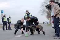 Ein Kind wird gesucht – Der Polizeihund soll bei der Suche nach dem vermissten Kind helfen. Deshalb lässt Kommissar Ingo Thiel (Heino Ferch, 3.v.l.) ihn am Shirt des Jungen riechen.