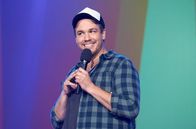 Der Elternabend - Jetzt wird abgerechnet! – In dieser Comedy-Show wird der alltägliche Wahnsinn in deutschen Kinderzimmern, Kindergärten oder auf Schulhöfen satirisch unter die Lupe genommen. Mirja Boes und ihre Gäste nehmen kein Blatt vor den Mund, egal ob es um Helikopter-Eltern, rotzfreche Kinder, Erziehungsratgeber oder um das marode Bildungssystem geht. Mit dabei sind: Herr Schröder, Lisa Feller, Maxi Gstettenbauer und Jan van Weyde (Foto). Gemeinsam mit den Erziehungsberechtigten im Publikum bilden sie eine Art "Eltern- und Selbsthilfegruppe" und arbeiten sich an den typischen Kinder- und Jugendthemen humoristisch ab.; WDR Fernsehen DER ELTERNABEND - JETZT WIRD ABGERECHNET Uhr. In dieser Comedy-Show wird der alltägliche Wahnsinn in deutschen Kinderzimmern, Kindergärten oder auf Schulhöfen satirisch unter die Lupe genommen. Mirja Boes und ihre Gäste nehmen kein Blatt vor den Mund, egal ob es um Helikopter-Eltern, rotzfreche Kinder, Erziehungsratgeber oder um das marode Bildungssystem geht. Mit dabei sind: Herr Schröder, Lisa Feller, Maxi Gstettenbauer und Jan van Weyde (Foto). Gemeinsam mit den Erziehungsberechtigten im Publikum bilden sie eine Art "Eltern- und Selbsthilfegruppe" und arbeiten sich an den typischen Kinder- und Jugendthemen humoristisch ab.