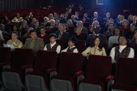 Fresh off the Boat – v.l.n.r.) Grandma Huang (Lucille Soong); Louis Huang (Randall Park); Emery Huang (Forrest Wheeler); Evan Huang (Ian Chen); Jessica Huang (Constance Wu); Eddie Huang (Hudson Yang)