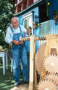 Löwenzahn Classics – Mit seiner genialen Zahnradkonstruktion schafft es Peter (Peter Lustig), seinen gesamten Bauwagen auf einer Plattform immer dem Sonnenlicht entgegen zu drehen.