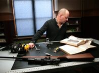 Mankells Wallander – Der Kriminaltechniker Nyberg (Mats Bergman) untersucht die Mordwaffe.