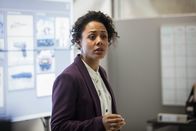 Bodyguard – Rayburn (Nina Toussaint-White) findet heraus, dass David (Richard Madden) den Attentäter kannte, der mit einem Scharfschützengewehr auf die Innenministerin geschossen hat.