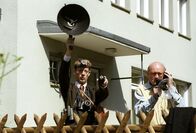Edel & Starck – Sandras aktueller Fall handelt von Werner Ziebel und dessen burmesischen Zierhahn Enrico. Sein Nachbar beschwert sich über das morgendliche Gekrähe. Sebastian Dorn (George Meyer-Goll, r.) und Rechtsanwalt Vanderheiden (Luc Feit, l.) wollen die Lautstärke des Krähens messen ...