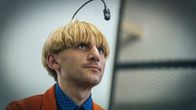 Große Erfindungen – Der weltweit erste Cyborg-Künstler Neil Harbisson wurde ohne die Fähigkeit geboren, Farbe zu sehen. Im Jahr 2004 beschloss er, dies durch den Anschluss einer Antenne zu ändern. Die Antenne ermöglicht es ihm auch, Farben außerhalb des normalen menschlichen Spektrums wahrzunehmen