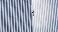 11. September 2001 - Sprung in den Tod – Bildunterschrift: Das Bild ging um die Welt und ist eines der bekanntesten Fotos der Tragödie vom 11. September 2001: Der Mann, der vom Nordtower des World Trade Centers fiel.