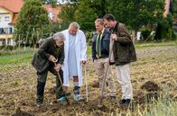 Hubert ohne Staller – Girwidz (Michael Brandner, 2.v.l.) hat einen Verdacht - was verheimlicht der Hotelbesitzer Gerhard Sonner (Stefan Wilkening, r.)? Und ist der Gärtner (Klaus Stiglmeier, l.) sein Komplize? Im Gegensatz zu Hubert (Christian Tramitz, 2.v.r.), ist sich Griwidz sicher, sie werden etwas Illegales finden!