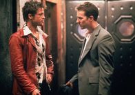 Fight Club – Zusammen erobern Jack (Edward Norton, r.) und Tyler (Brad Pitt, l.) die Welt. Trotz ihrer unterschiedlichen Charaktere sind sie allerdings doch unglaublich identisch ...