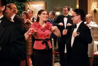 The Big Bang Theory – Legen eine heiße Sohle aufs Parkett: Leonard (Johnny Galecki, vorne r.) und Amy (Mayim Bialik, vorne l.) ...